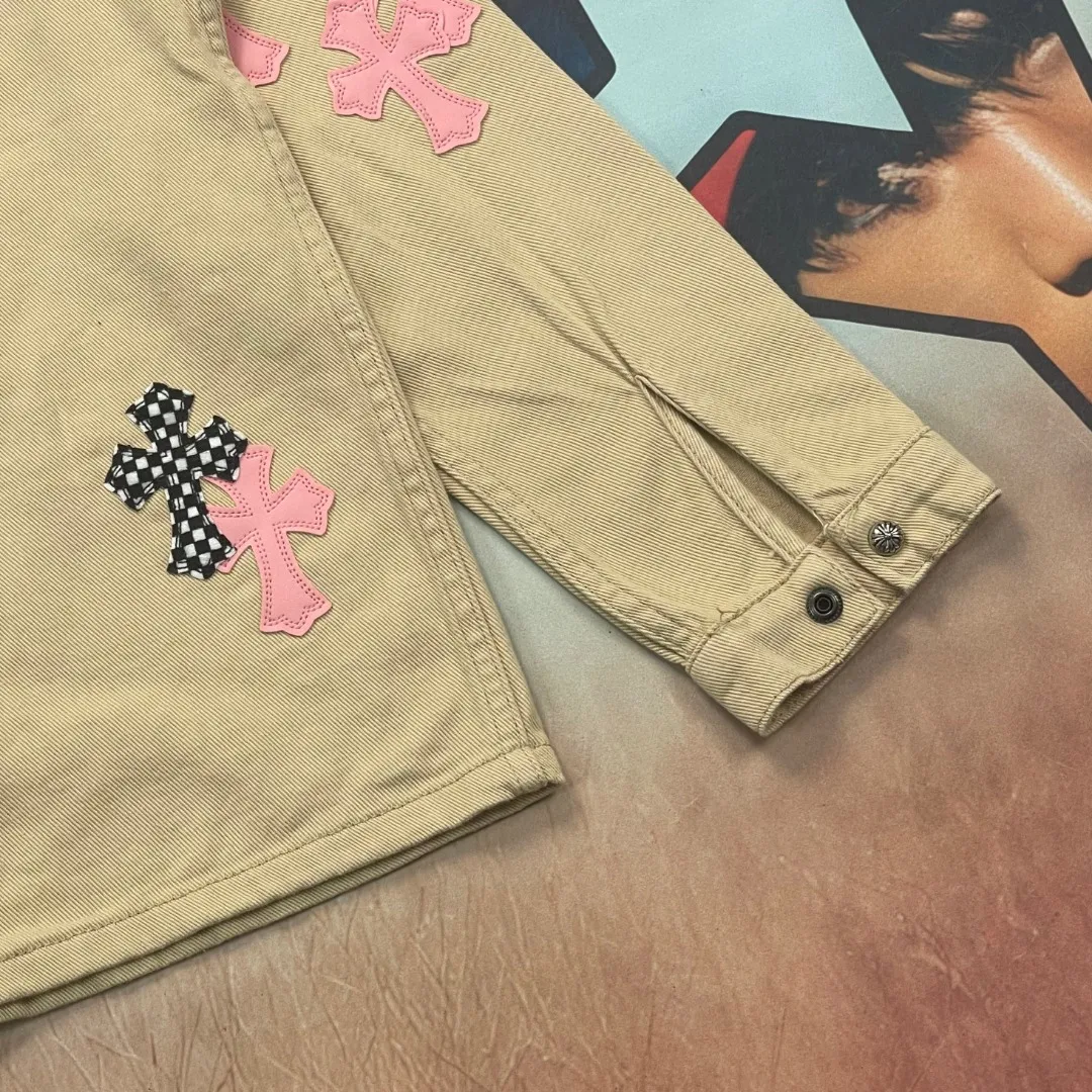 🅿️280 🔘Model No.-KL318 🔘Cro Xin𝐂𝐡𝐫𝐨𝐦𝐞 𝐇𝐞𝐚𝐫𝐭 CH Cherry Blossom Pink Checkerboard Leather Jacket* Cro Xin is a representative shirt jacket that many celebrities love to wear, like Yu Shuxin and Angelababy. Passed. The main body fabric in khaki has a great texture, is strong and stylish. The pink cross-shaped patchwork leather is so eye-catching, and it is also embellished with checkerboard elements. It directly brings out the sweet and cool style, and the design is overwhelming. The hardware buttons are exquisite and durable, and the Crow heart logo on them is full of details, highlighting high-end quality. No matter whether it’s a boy or a girl, it looks great on you! The matching ideas are as follows: Girls' outfit: Wear a short midriff-baring sling underneath to reveal a slim waist, pair with black cycling shorts, then put on a pair of white thick-soled dad shoes, and carry a pink Crouch heart chain bag of the same color. The sweet and spicy look will make you turn heads when you go out on the street. Or wear a white lace bottoming shirt, a high-waisted pleated skirt, and Mary Jane leather shoes, which is sweet and retro. Boys' outfit: Wear a black tight-fitting T-shirt underneath to show off your figure, black overalls, black high-top Martin boots, a black baseball cap and sunglasses to achieve a cool street style. You can also wear a light-colored loose sweatshirt underneath, blue jeans and white sneakers for a simple and casual look without losing the trend.  Size: S M L XL (46.48.50.52) Color: Khaki